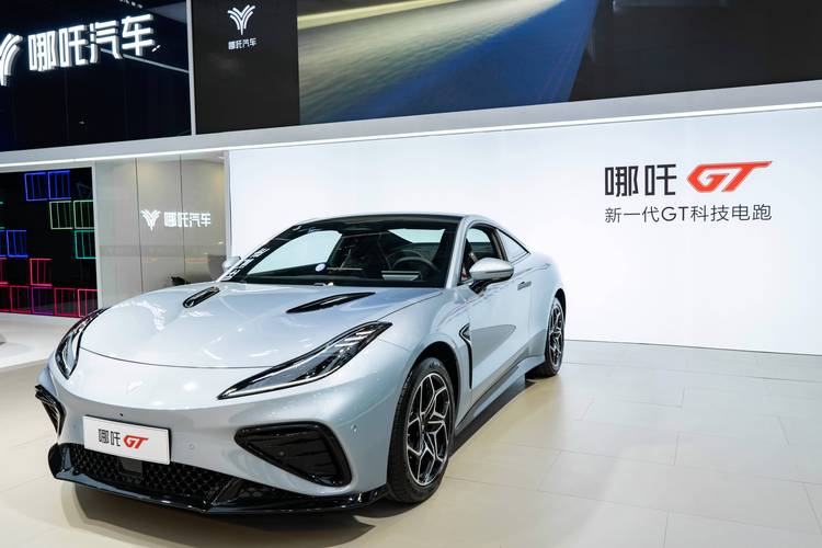 广州77哪吒汽车在智能汽车领域的表现，领途汽车在新能源汽车市场中的影响力